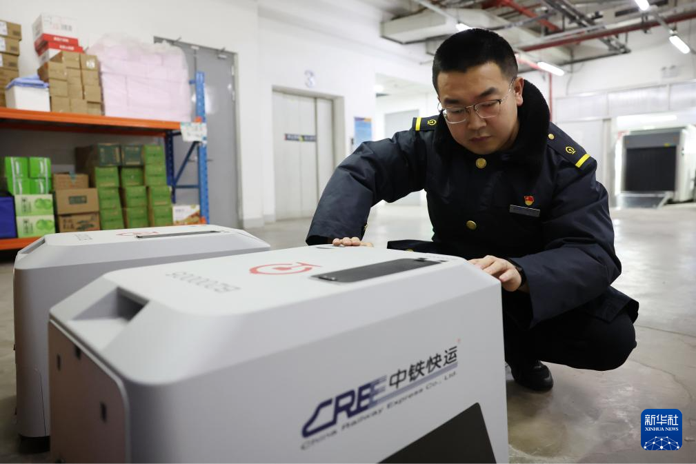 2月1日，中铁快运兰州西站营业部工作人员孙谦在检查高铁宠物运输专用箱。