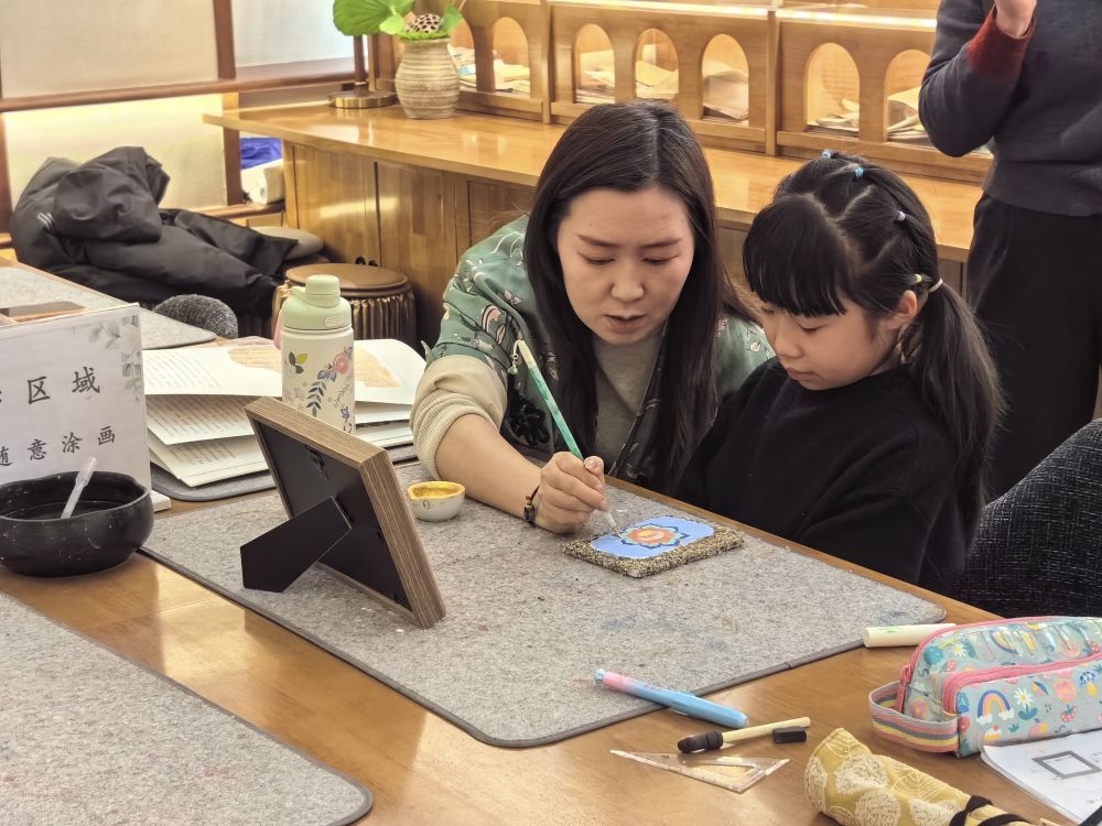 2026年1月28日，一位小朋友在敦煌书局体验研学课程。新华社记者　任延昕　摄