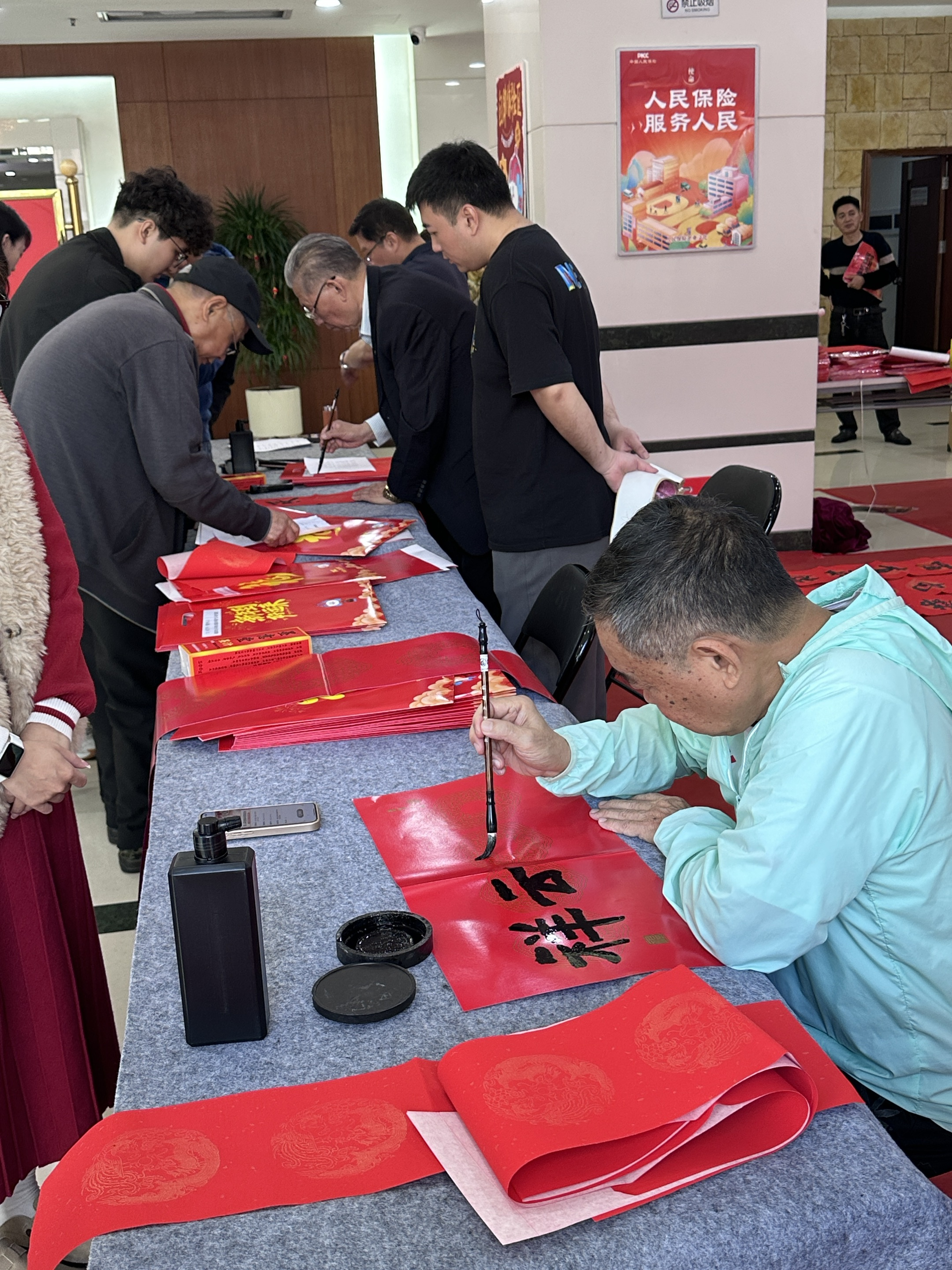 妙笔书福联，墨香迎新年    ——人保财险海口市分公司开展新春送春联活动