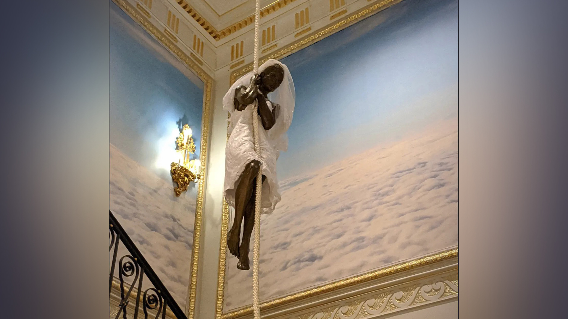 爱泼斯坦曼哈顿豪宅内景再掀热议：黑暗又诡异