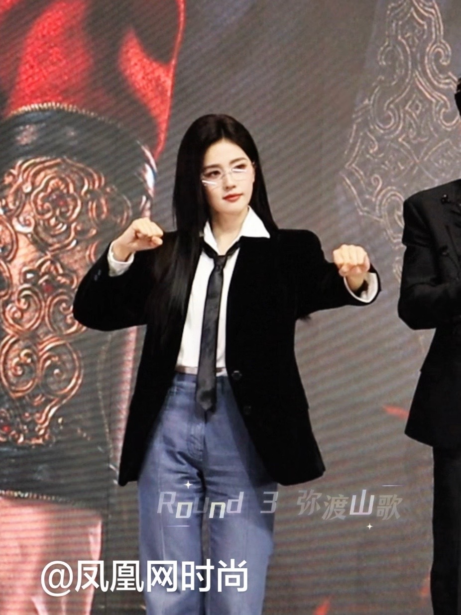 白鹿抖舞三连跳！追剧团舞蹈最严厉的教母来了！#唐宫奇案 #白鹿 #白鹿抖音手势舞零帧起手#白鹿黑西装跳low舞看爽了#白鹿王星越双人跳弥渡山歌