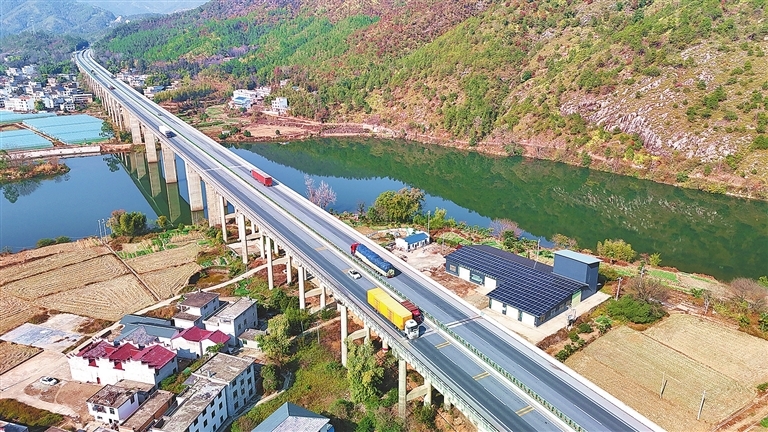 厦蓉高速白鹅贡水特大桥货运繁忙（图）