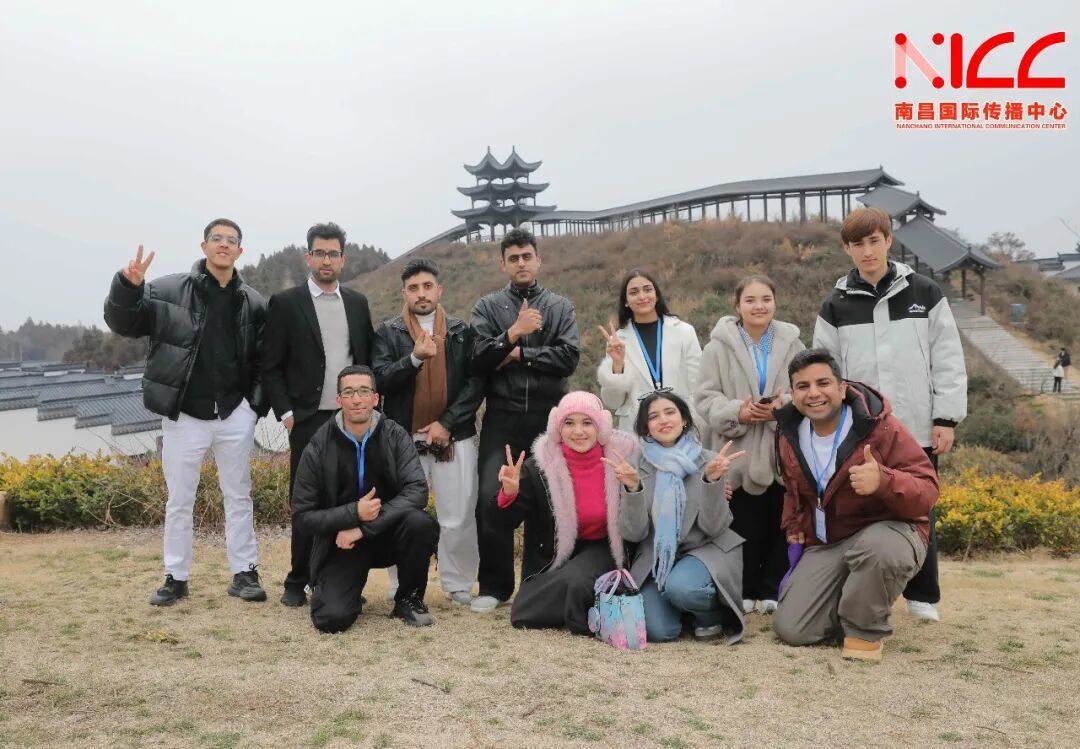 留学生代表乘坐梅岭云端索道游玩梅岭云端景区