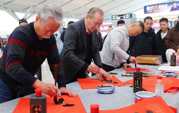 长篇报告文学《迎春花开》首发式 在深圳北站举行