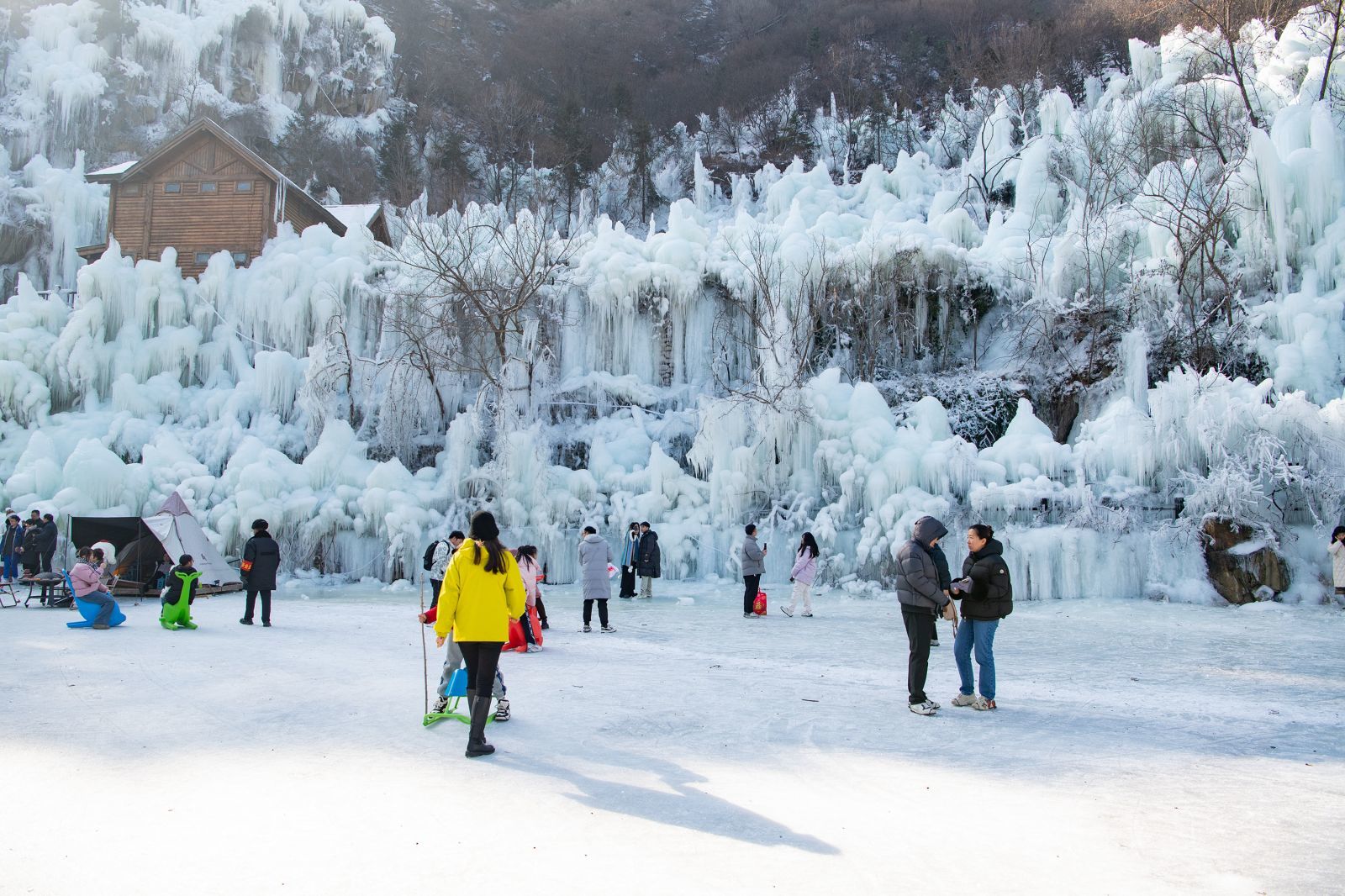 济南冰雪游持续爆火，九如山冰瀑季吸引众多市民来打卡。