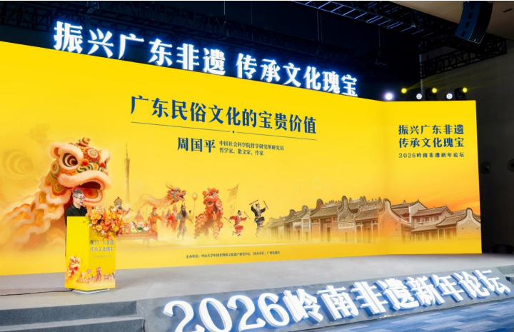 图:中国社会科学院哲学研究所研究员、哲学家、作家周国平发表演讲