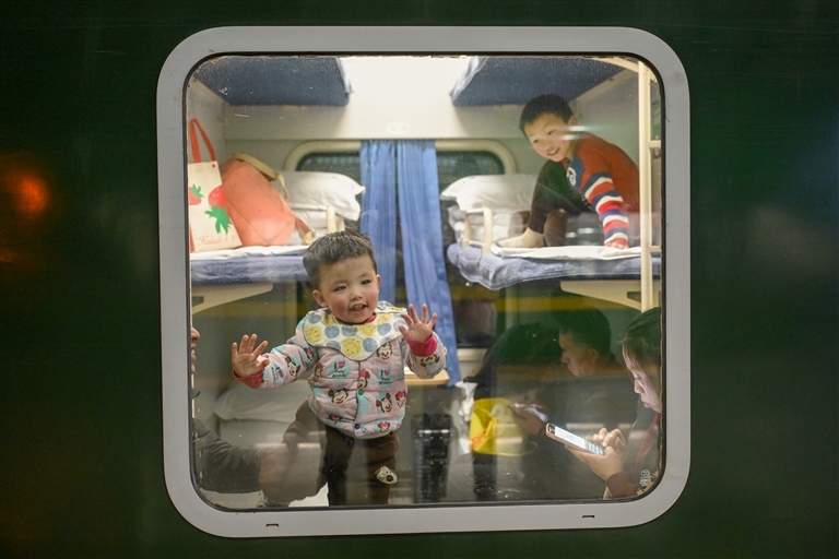 2月2日，南昌火车站，游客踏上回家旅途。 江西日报全媒体记者 洪子波摄