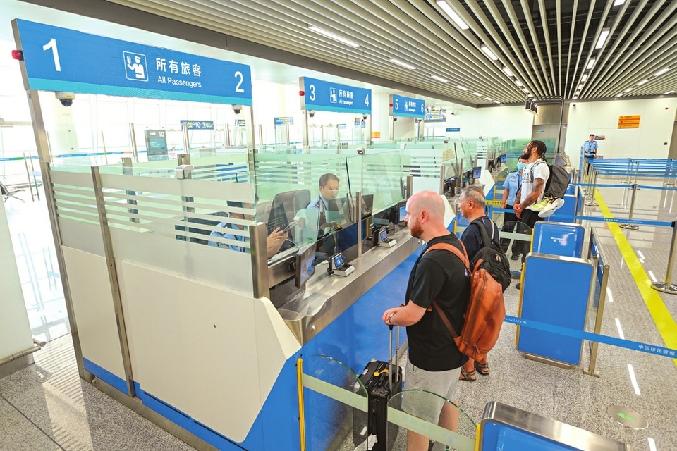 运城边检站民警为旅客办理出入境手续。