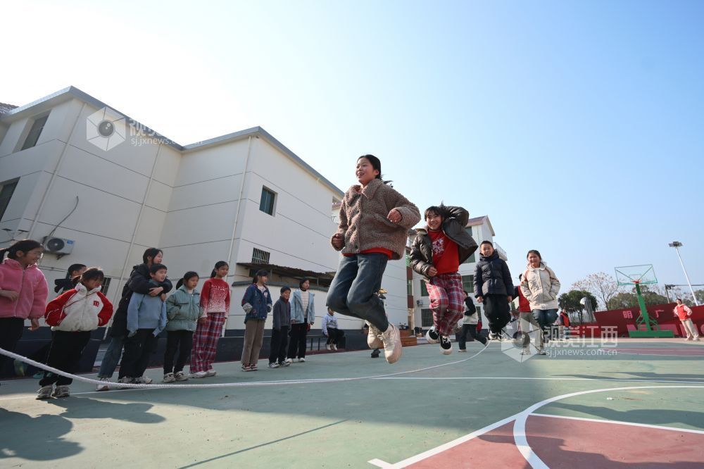 2026年2月4日，在江西省吉安市吉州区曲濑镇长明村，“返家乡”大学生“吉聚青优”支教队的志愿者带领孩子们跳绳。