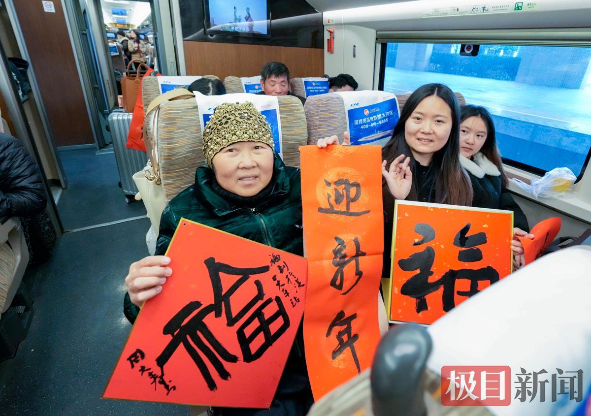 获赠旅客提着现写的“福”字和春联（墨迹未干），一路喜气洋洋