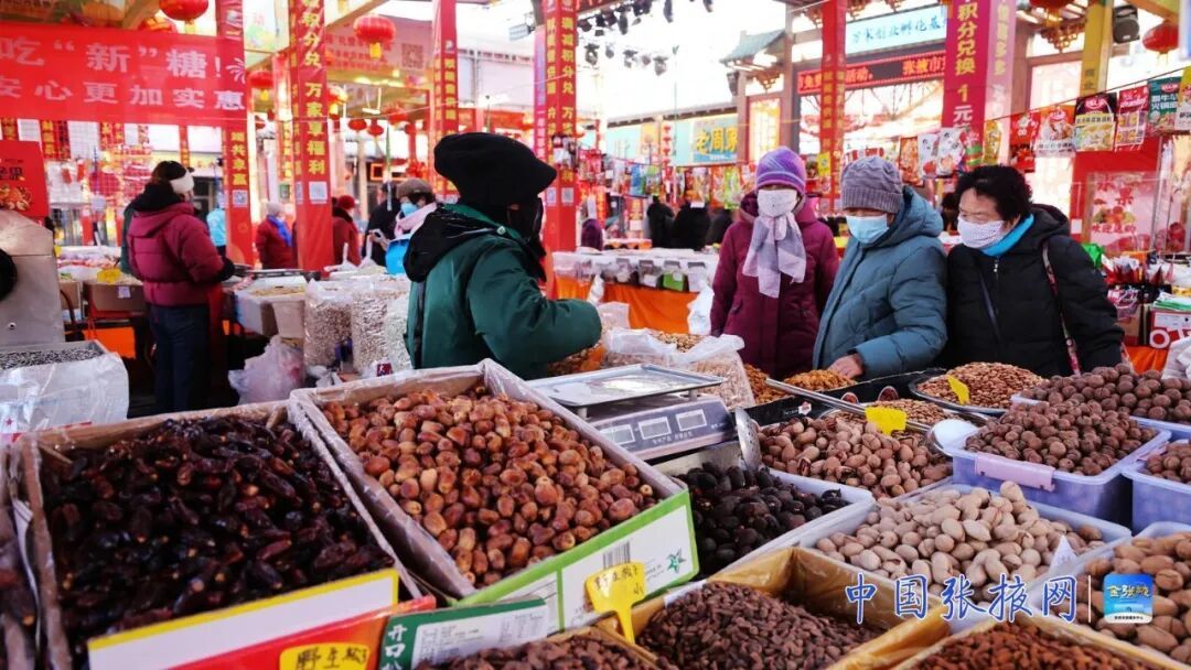 市民在万家便民市场购买干果