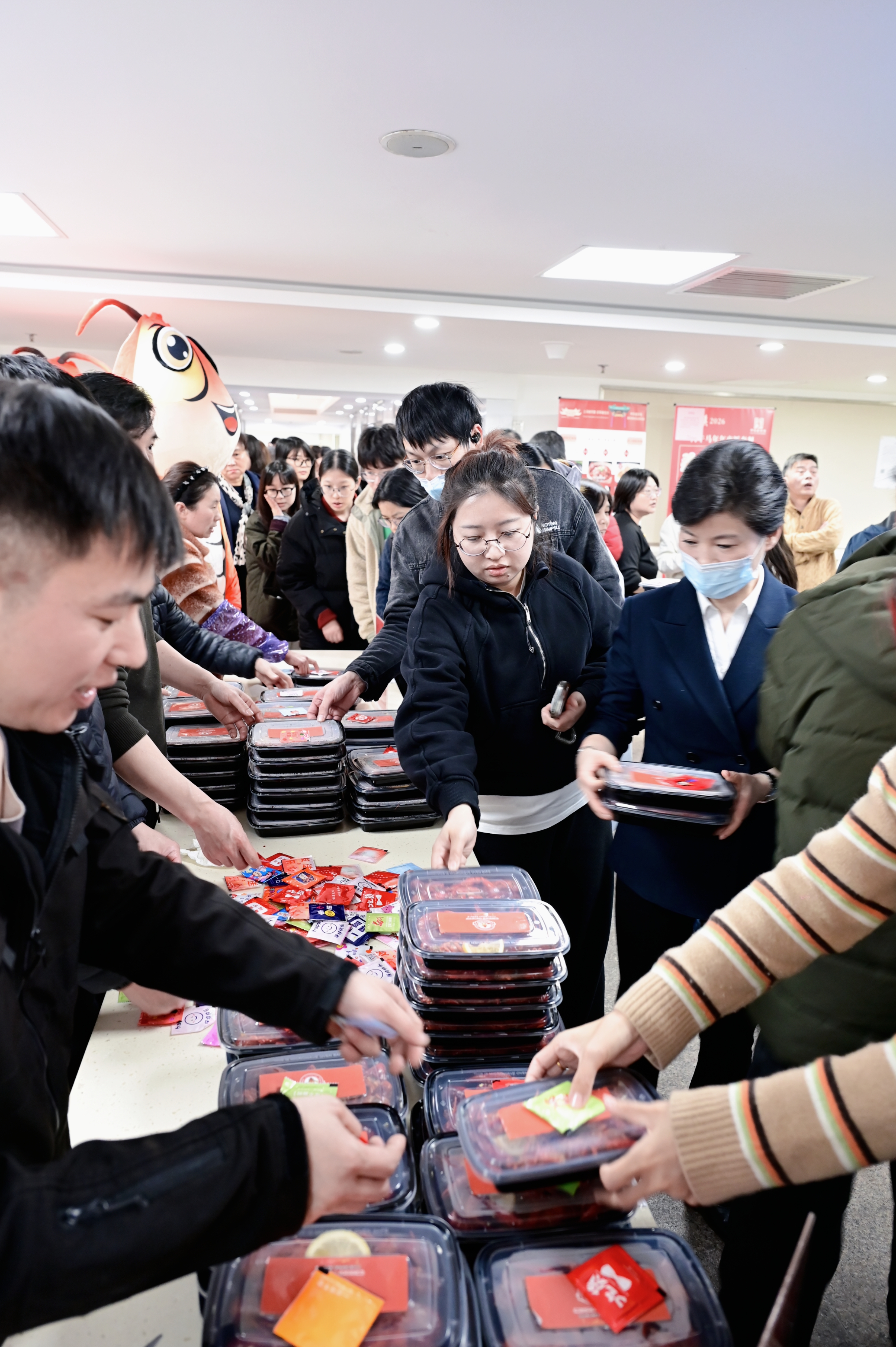 澎湃新闻员工和市民代表现场品鉴潜江龙虾