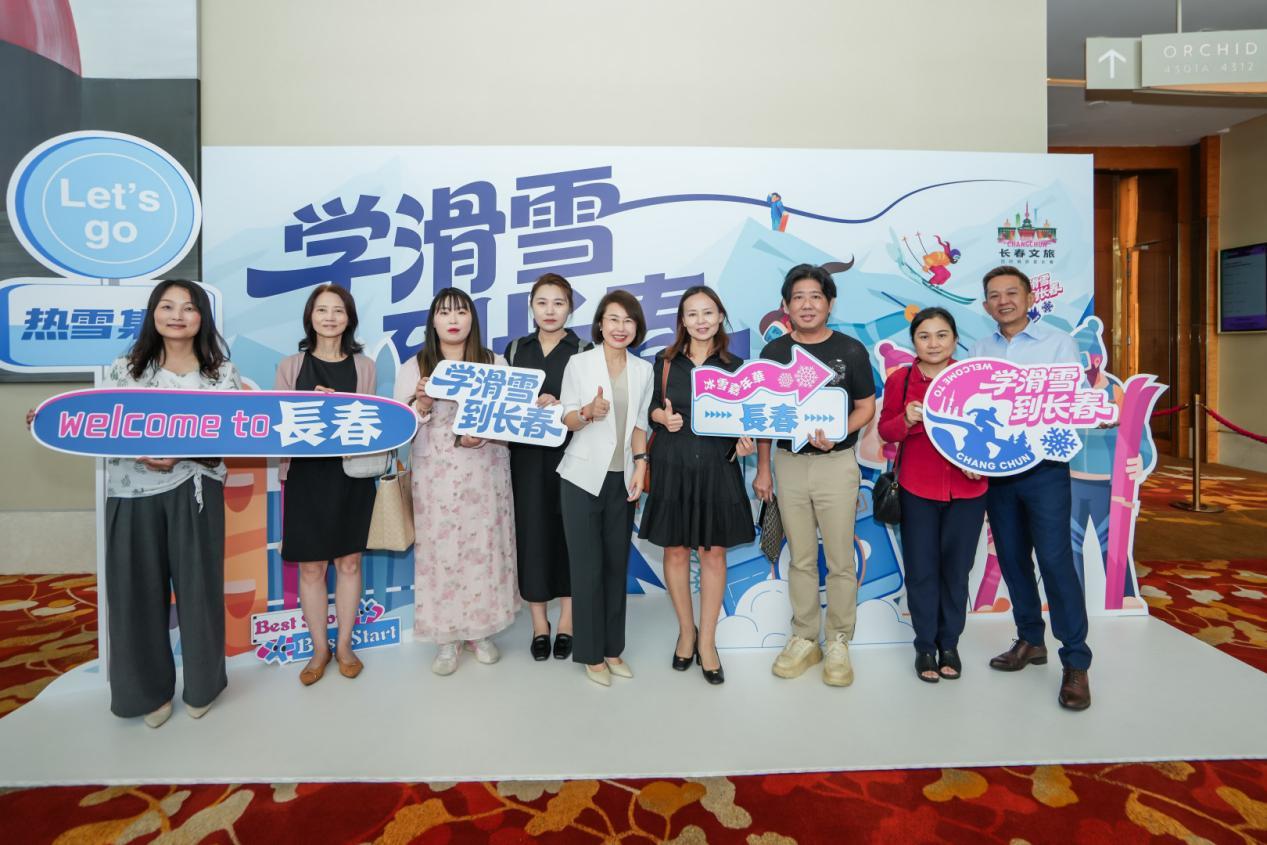 (图:与会嘉宾合影)