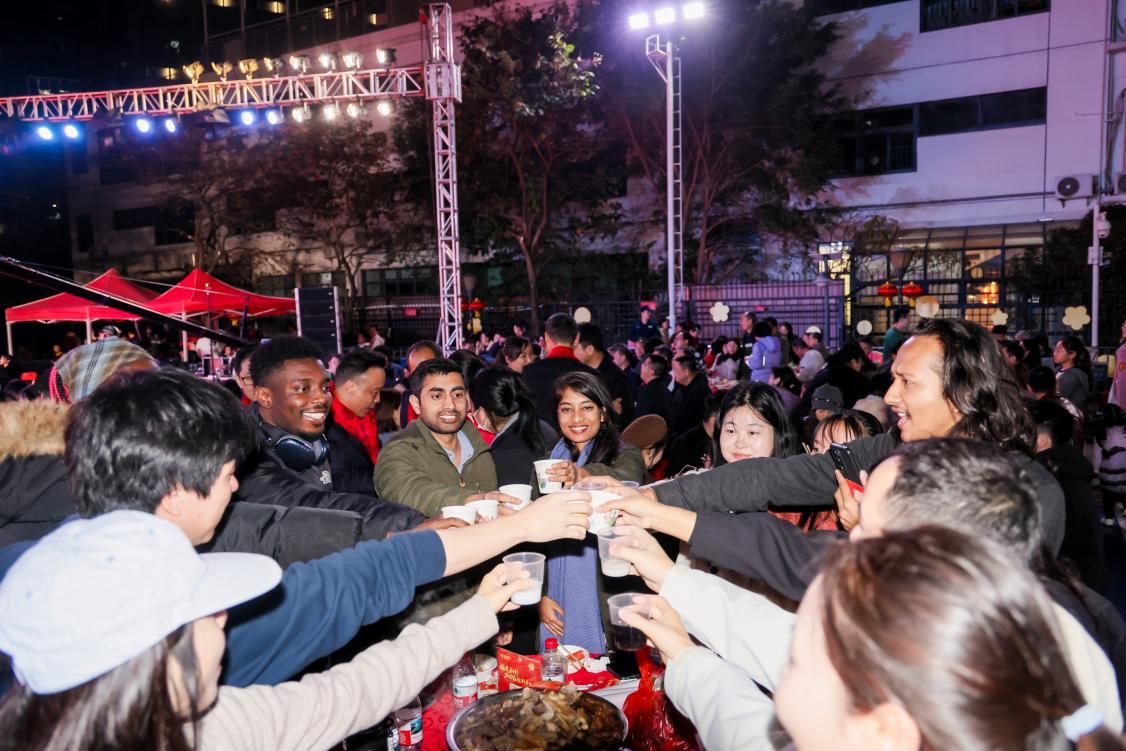 千人共聚盆菜宴，情系邻里话乡情：桃源街道福光新村举办2026年迎春晚会