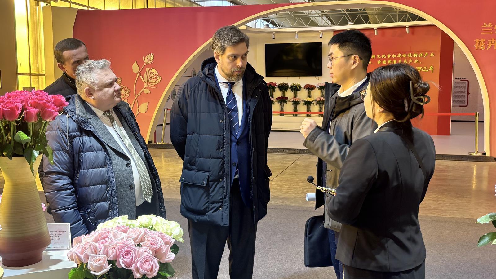 ▲考察团在兰州新区现代农业示范园花卉产业基地4号智能温室