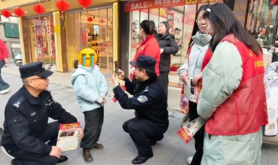 安徽7岁女孩街头走散哭泣，其父接到民警电话才知孩子丢了