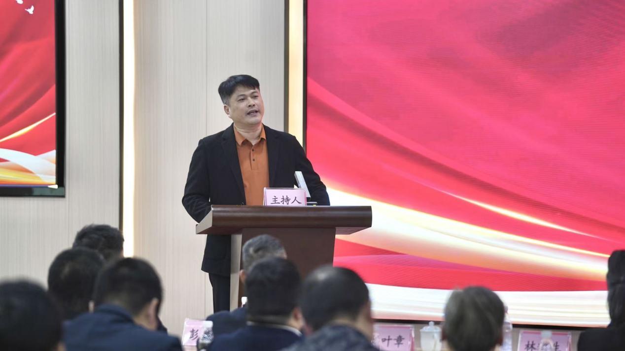 图为：南海区大沥镇综合行政执法队队长林耀生发言。