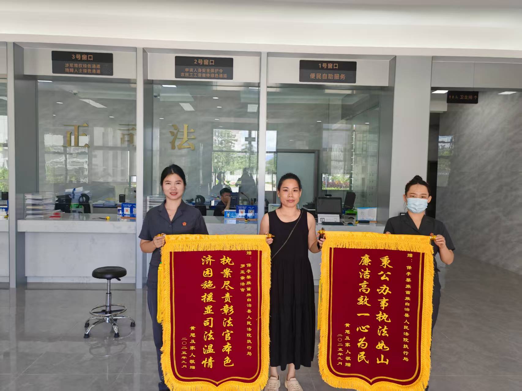 两会看法院︱这一墙的锦旗，见证了2025年的司法温度与民生回响