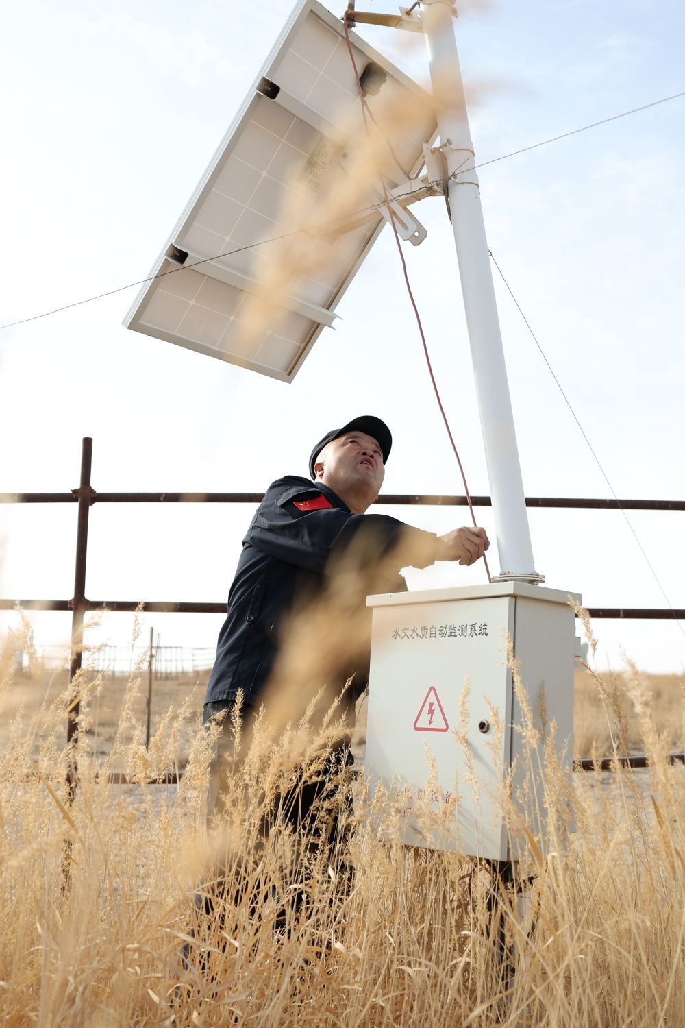 甘肃敦煌西湖国家级自然保护区管护中心玉门关保护站工作人员王成海在保护区内检查水文水质监测设备（2月5日摄）