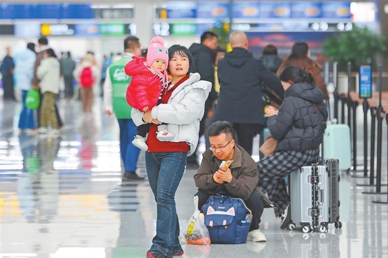 一位母亲抱着孩子候机