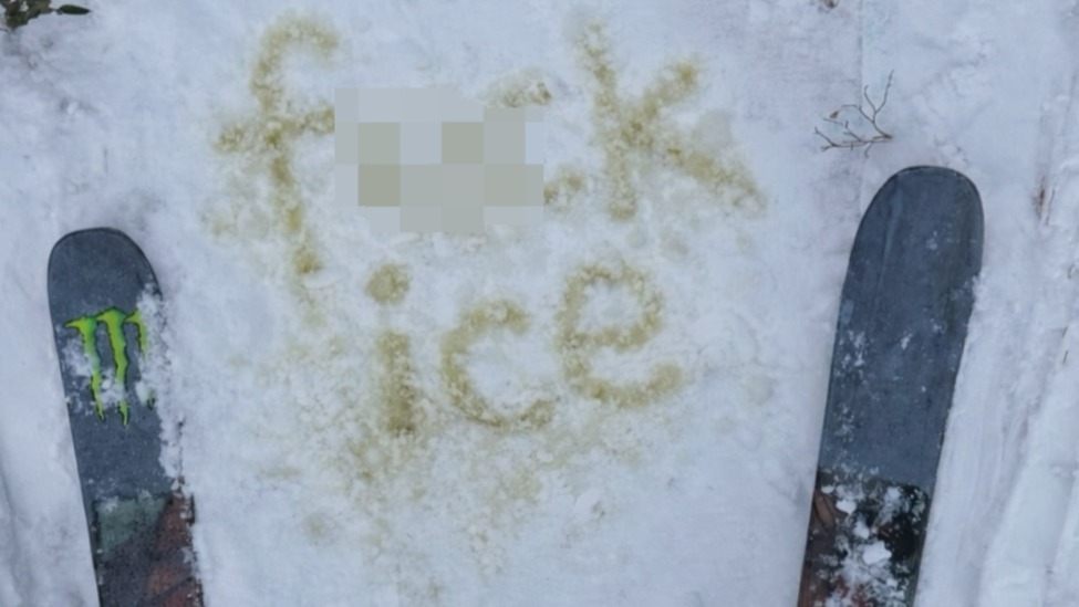 冬奥会前夕，前美国滑雪运动员用小便在雪地上写下“F*ck ICE”