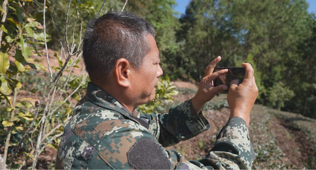 刁发兴正在拍照发布预警信息