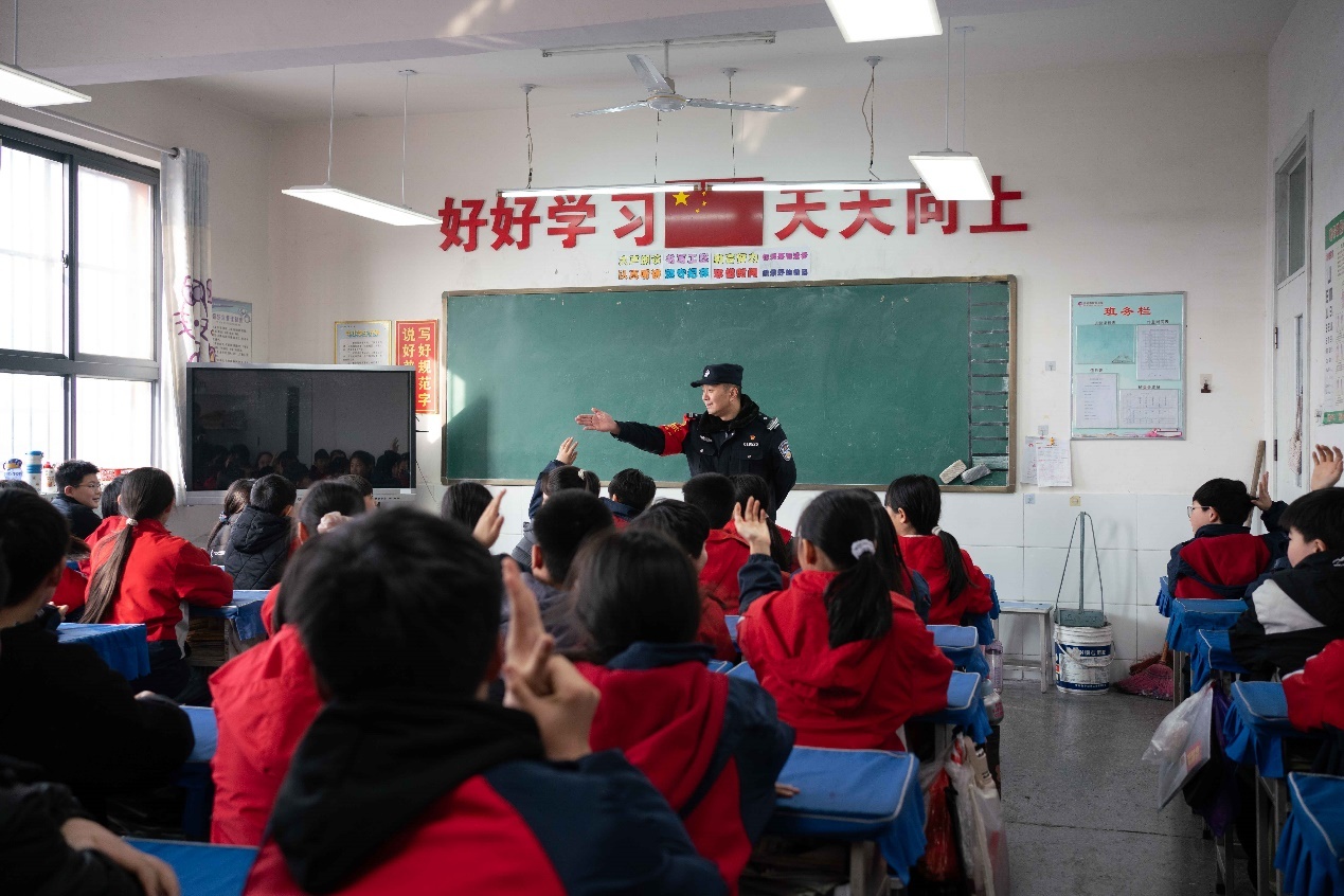 1月30日，沙河市智华小学，沙河市站派出所民警开展法制宣传教育。