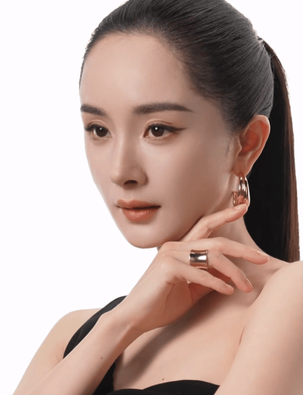 杨幂的五官精致，美貌养眼。