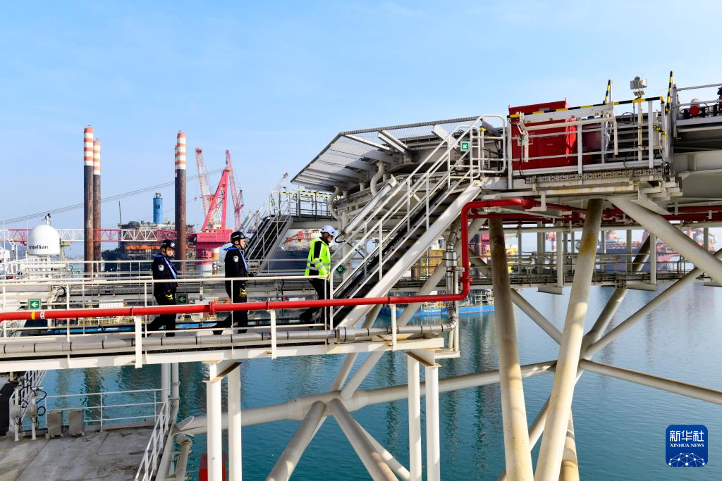 2月3日，在中集来福士山东烟台建造基地，山东出入境边防检查总站烟台边检站来福士警务室的民警对即将离港的比利时风电安装船进行船体检查。新华社记者 郭绪雷 摄