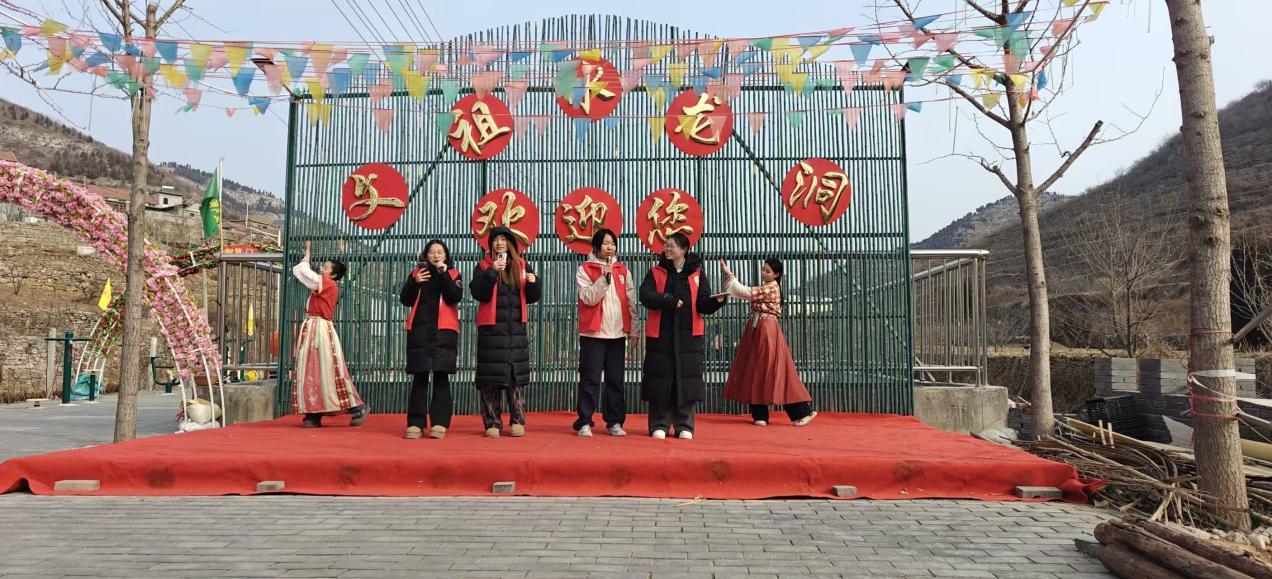 图 团队成员积极加入当地节目展演