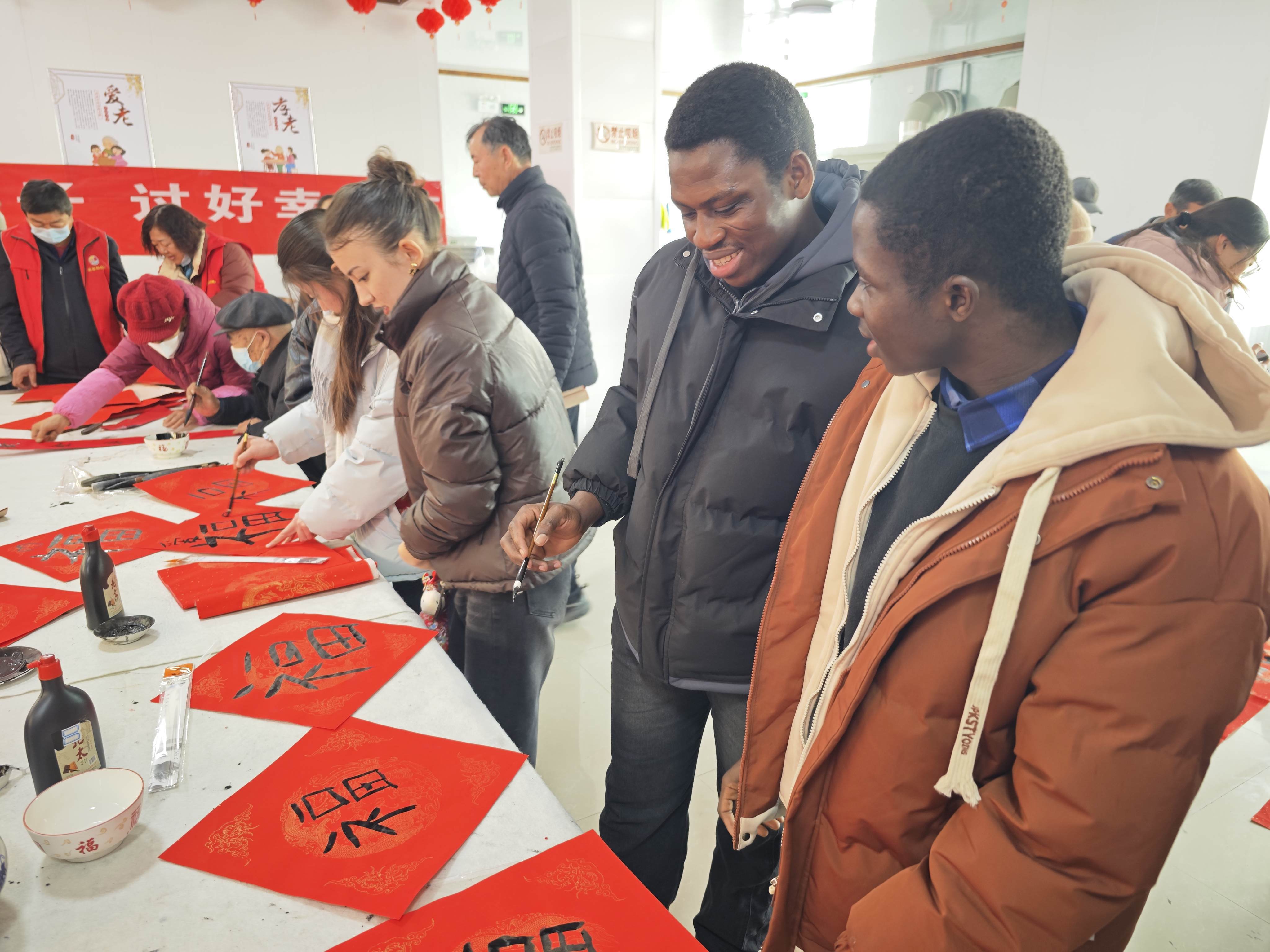 多国留学生体验潍坊滨海区“海洋大集” 沉浸式感受“中国年味”