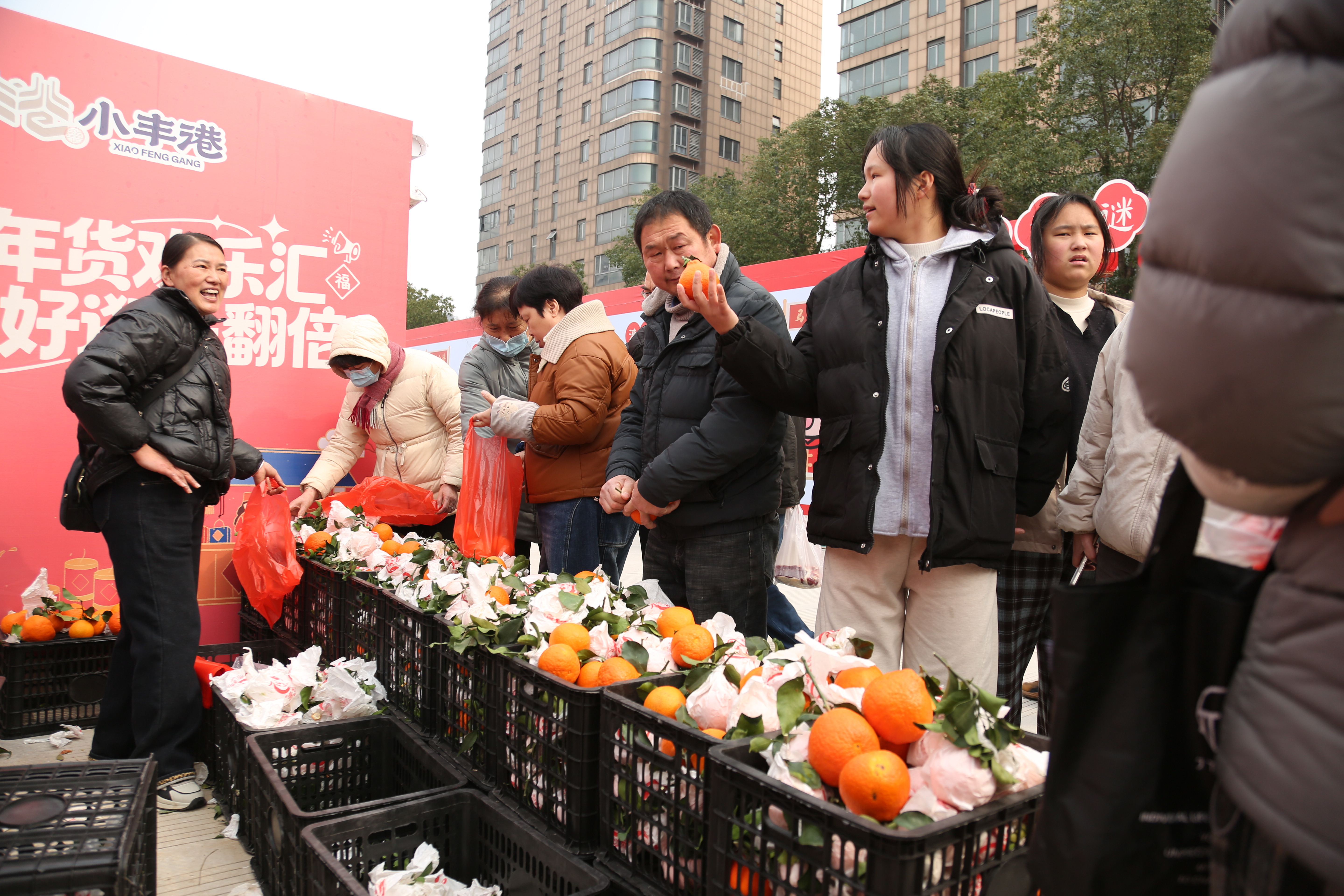煙火升騰,共富新景——北侖小港街道第三屆“小豐港”年貨共富市集熱鬧開集