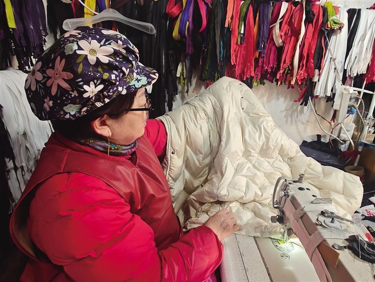 王阿姨介绍正在改款的羽绒服