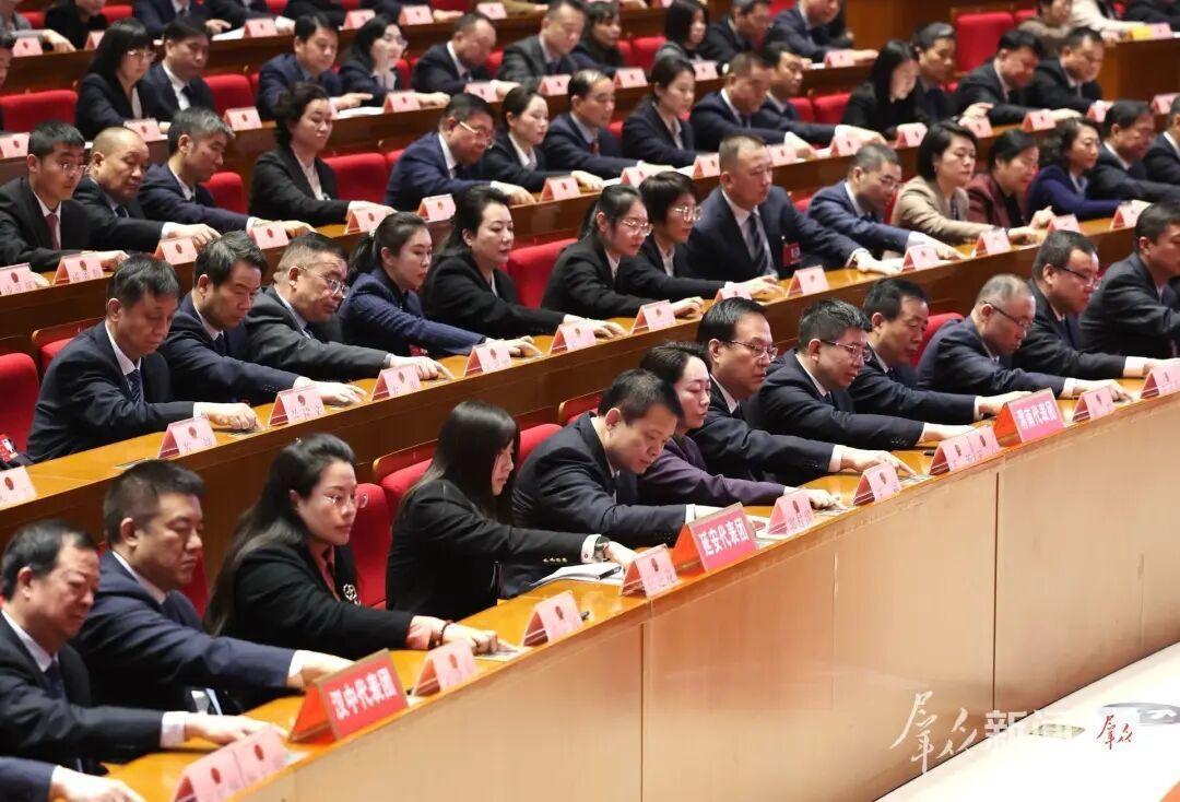 大会表决通过各项决议。