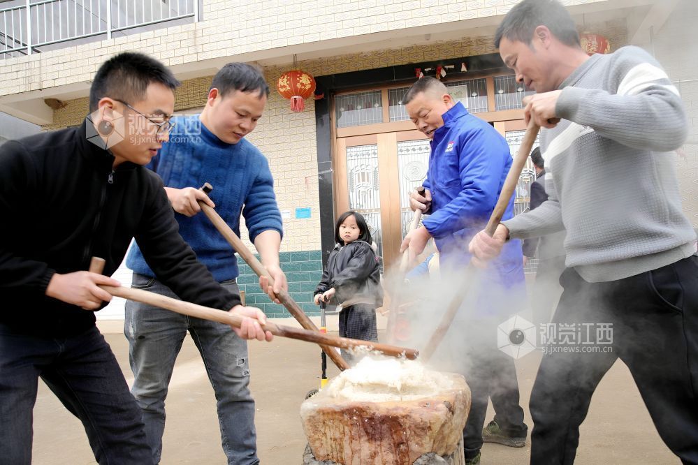 2026年2月1日，江西省宜春市上高县新界埠镇三星村泡泉组的村民正在打糍粑。