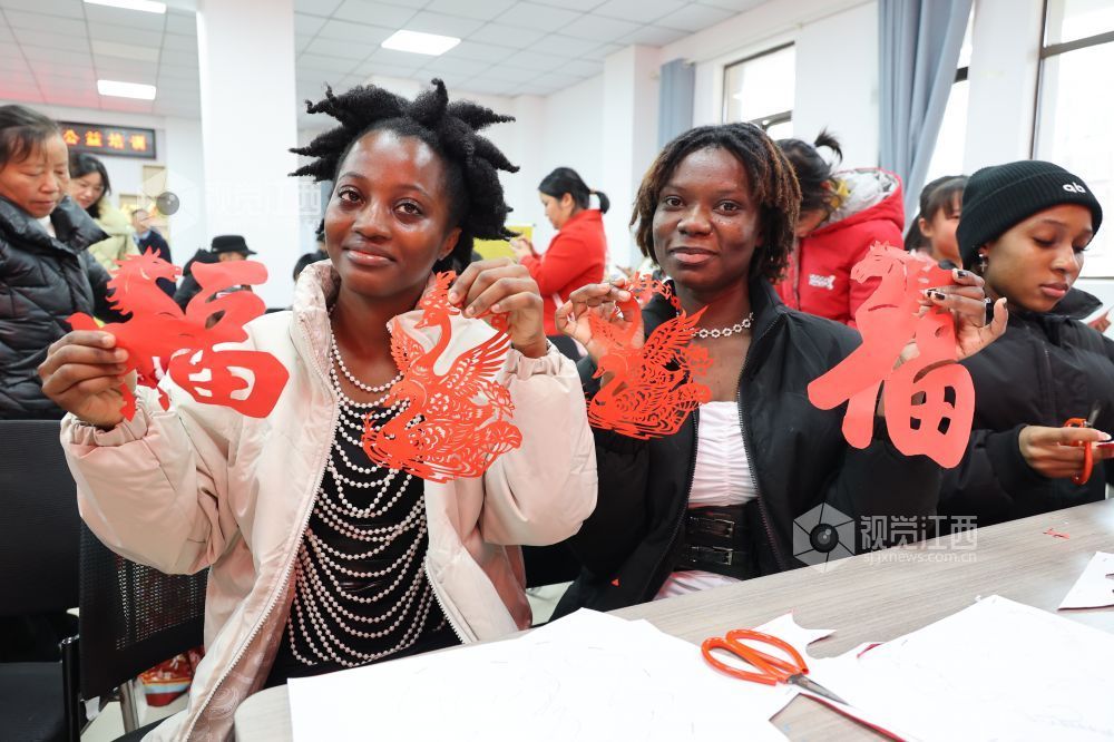 江西新余：国际友人体验非遗剪纸（图）