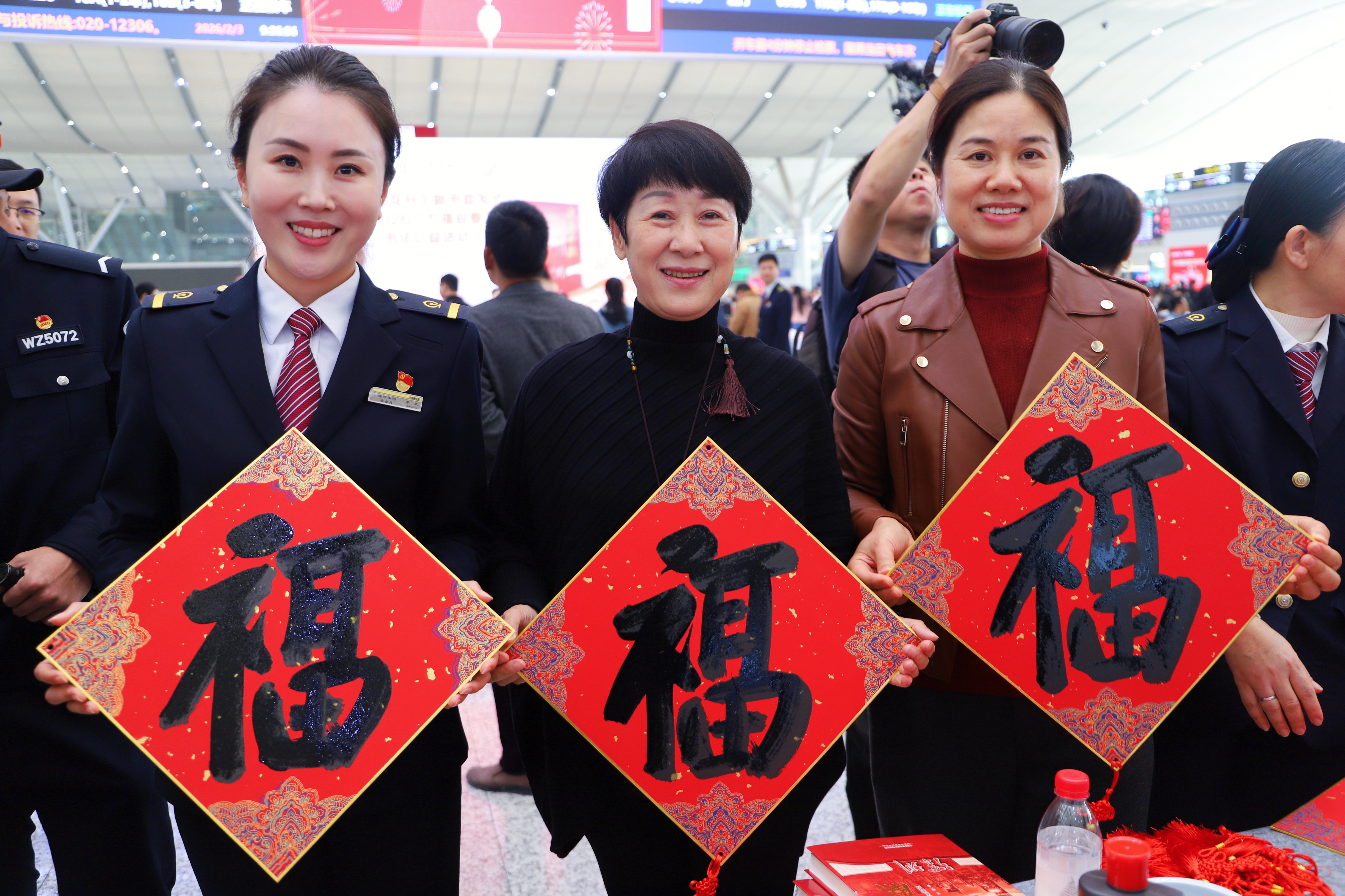 迎春花开,一路有爱——长篇报告文学《迎春花开》首发式 在深圳北站举行