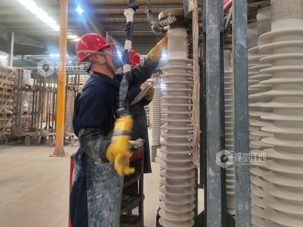 2026年2月3日，江西省萍乡市芦溪县中材江西电瓷电气有限公司，工人们正在全力赶制订单，以饱满干劲保障节前交付，力争实现一季度“开门红”。