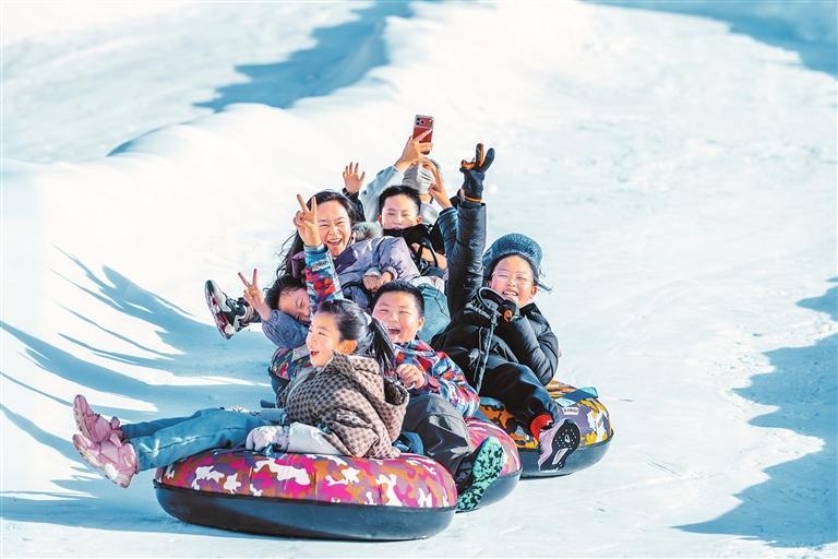 近日，游客在张掖市甘州区冰雪世界丝路明珠欢乐谷游玩，享受滑雪乐趣。新甘肃&middot;甘肃日报通讯员　杨潇