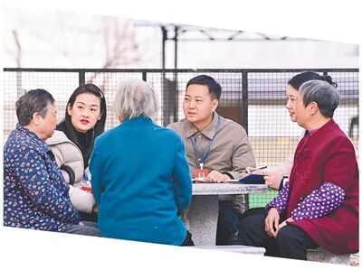 江西赣州市章贡区政协委员近日在南外街道木栏井社区走访调研。