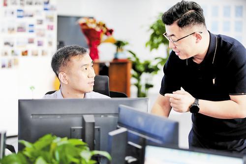 1月23日,雄安新区中关村科技园内,两位入驻科技企业负责人正进行业务合作洽谈。 本报记者刘光昱摄