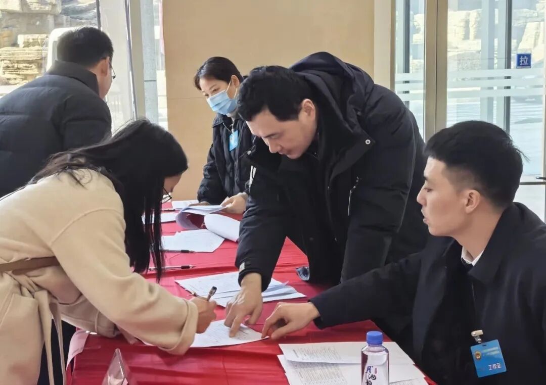 ▲领取相关材料