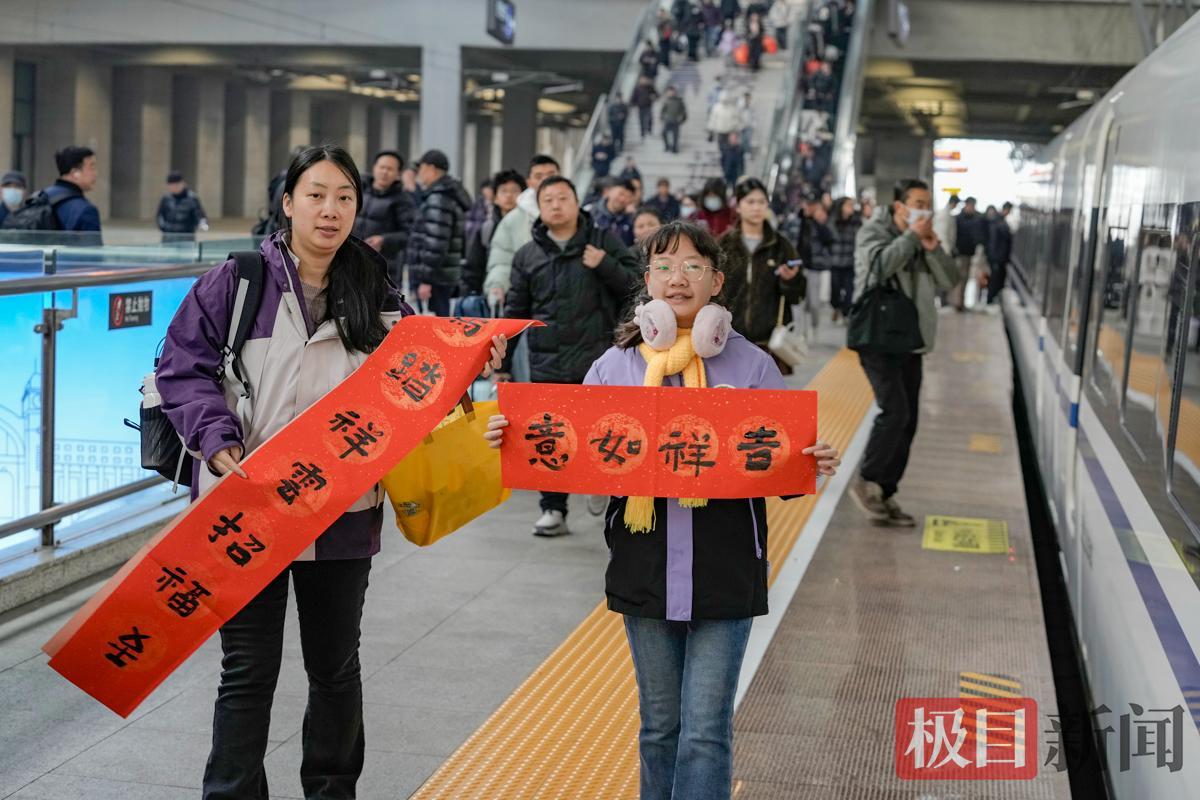 获赠旅客提着现写的“福”字和春联（墨迹未干），一路喜气洋洋