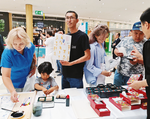 “青銅遇見金人”中哈文化交流活動中，哈薩克斯坦收藏家拓印青銅器銘文。（市委宣傳部供圖）