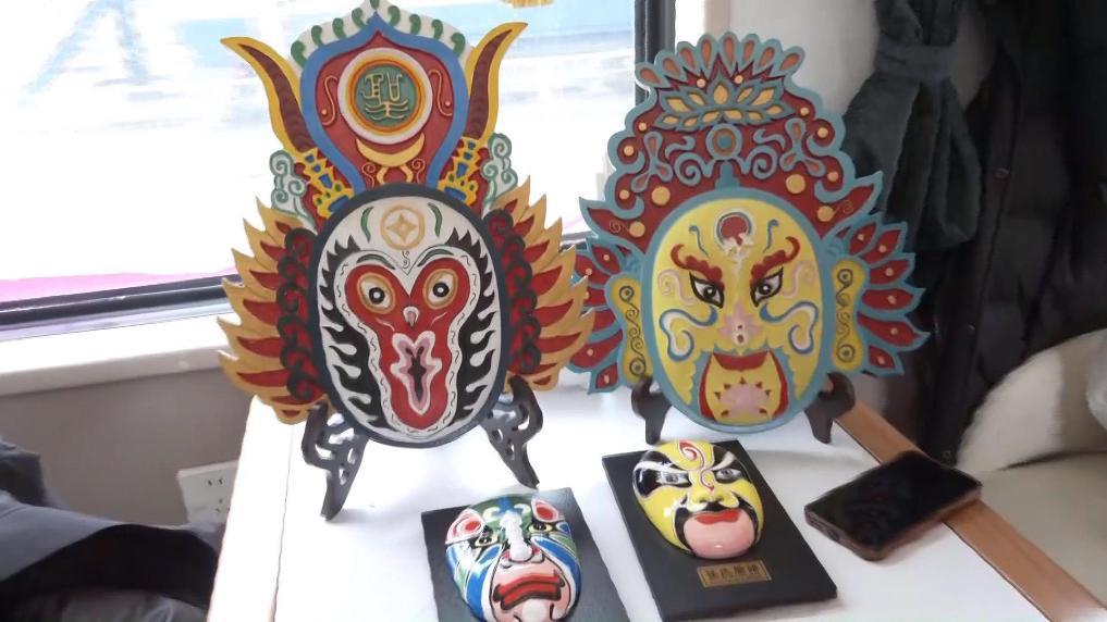 “齐鲁1号”旅游列车上的移动年货大集