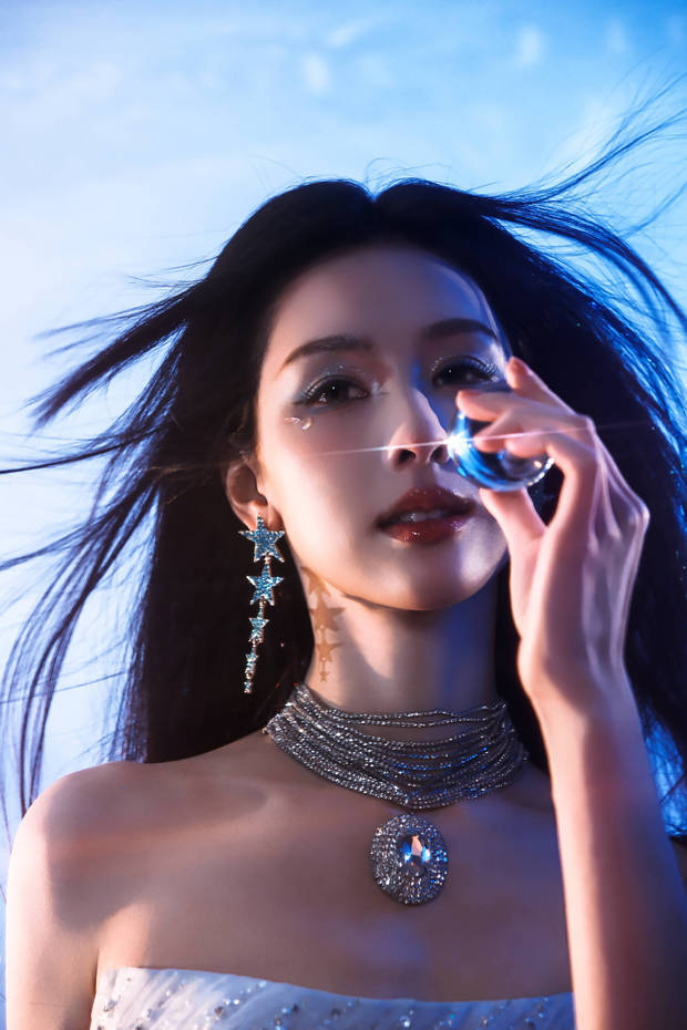 陈都灵戴华丽首饰，闪闪发光。