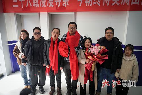 时隔37年，徐俊敏一家拍下第一张全家福。