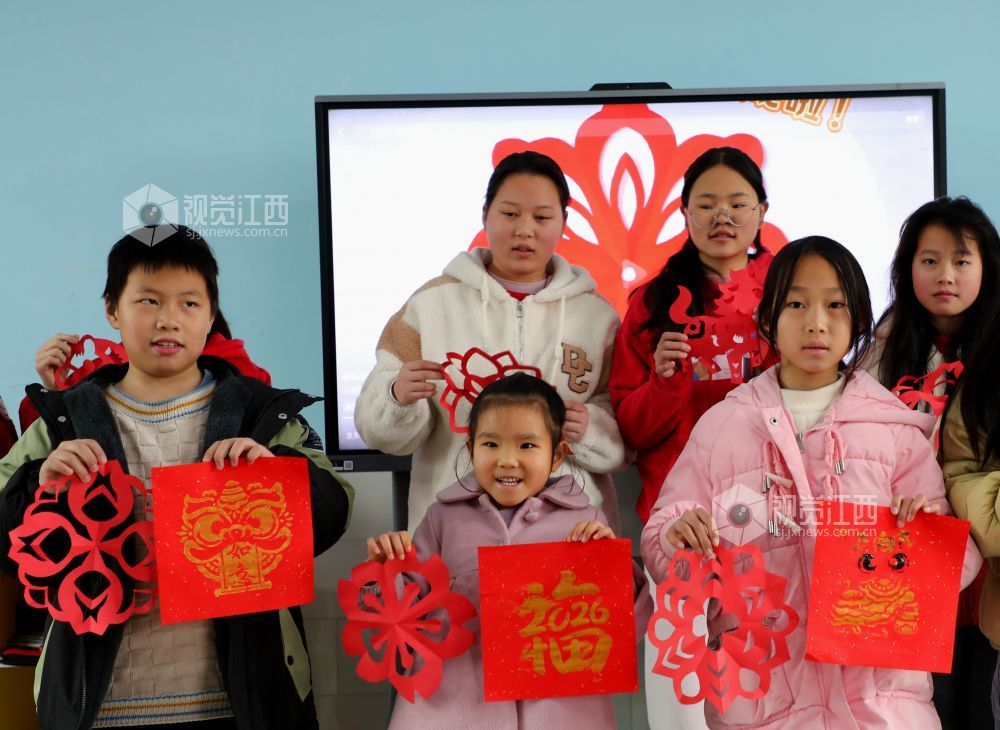 1月31日,江西省吉安市泰和县螺溪镇建丰村童心港湾,小朋友展示自己的剪纸作品,乐享寒假时光。