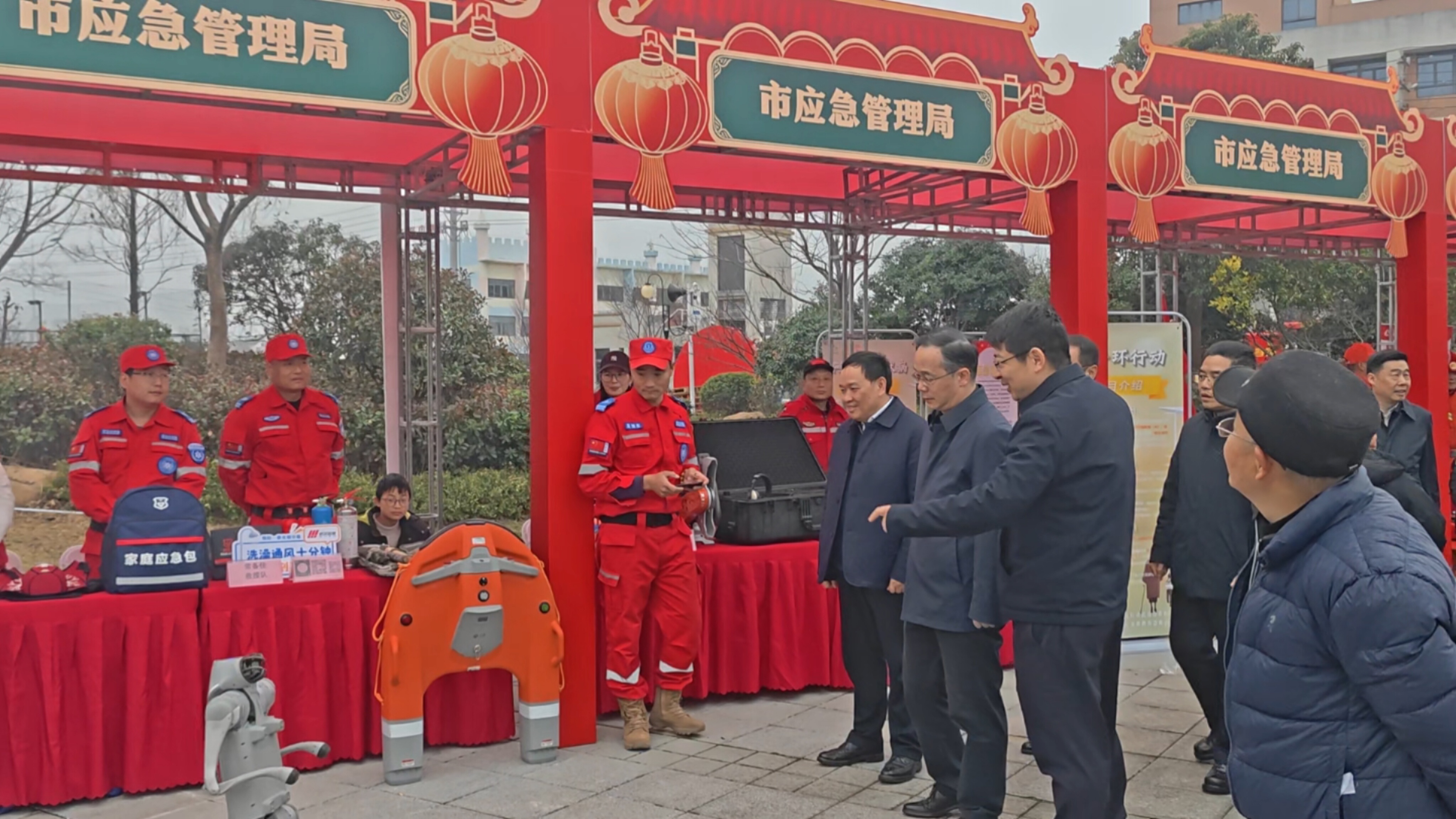 市委宣传部主要领导参观应急机器狗