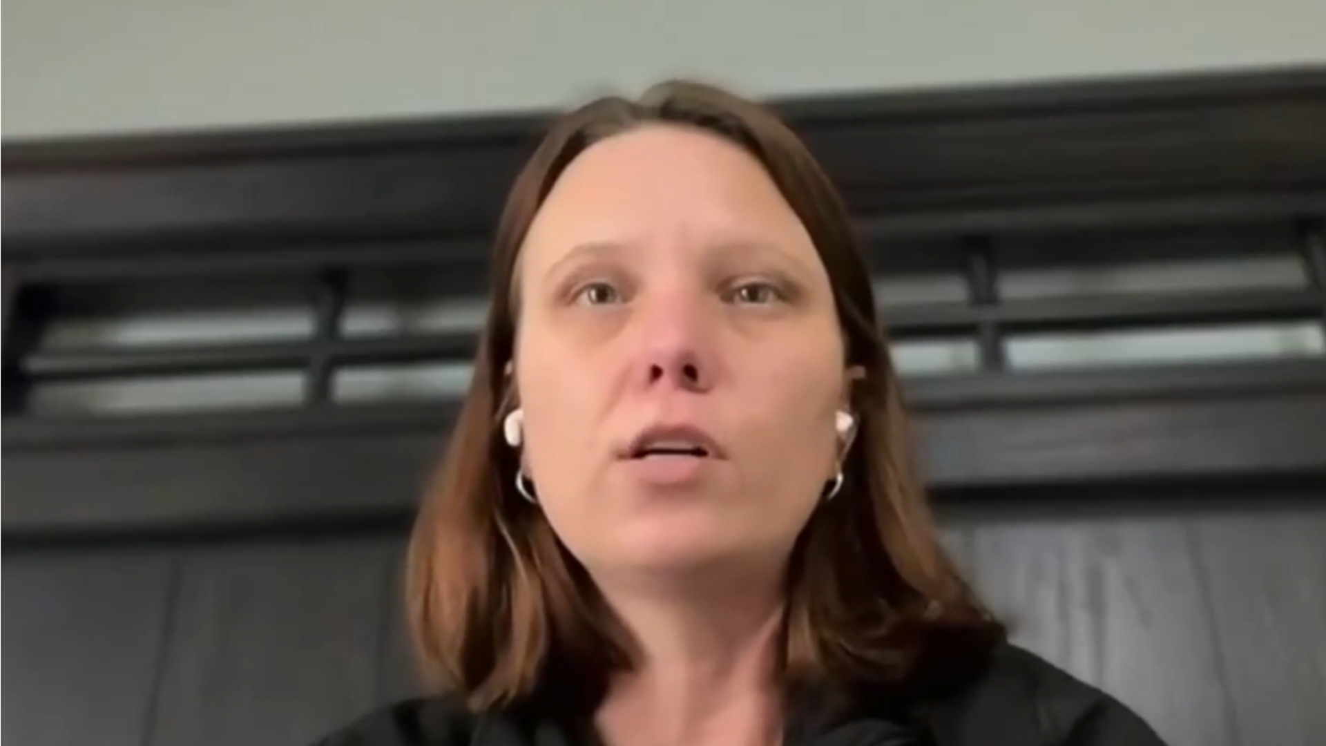 14岁遭性侵的爱泼斯坦案受害者哽咽发声：痛苦让我每天都内耗，文件公布了却没人承担责任